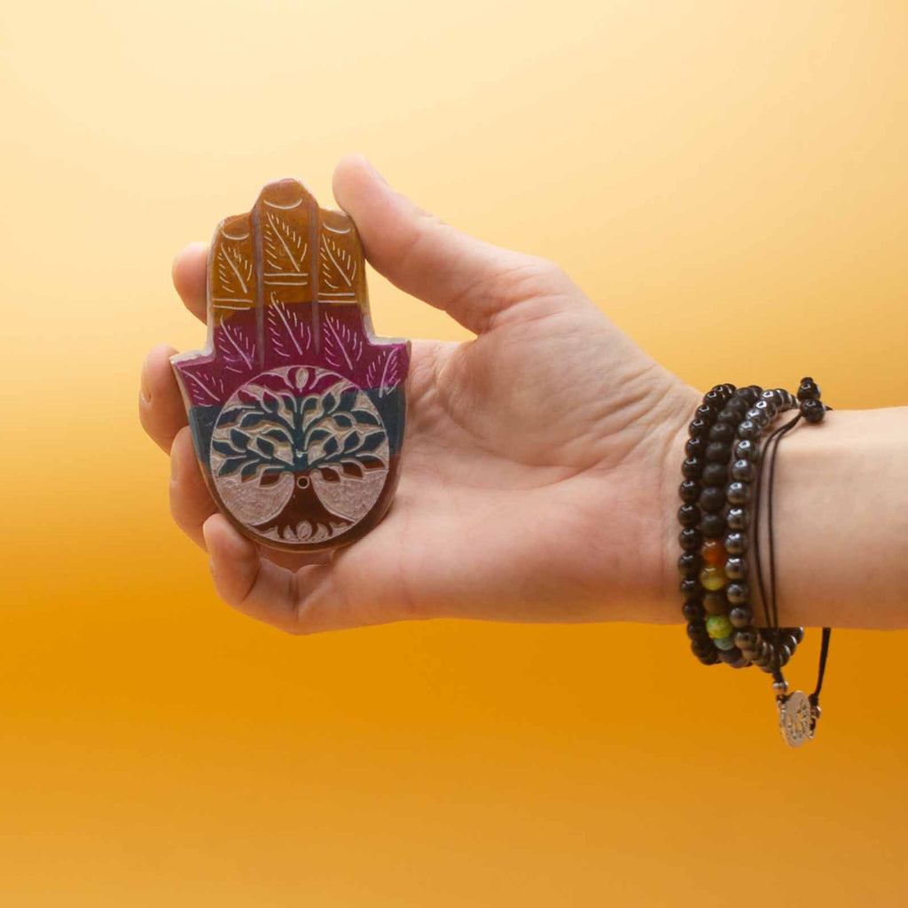 Petit porte-encens Hamsa (fatma) 9x6 cm en pierre tenu en main, accessoire spirituel pour méditation et protection.