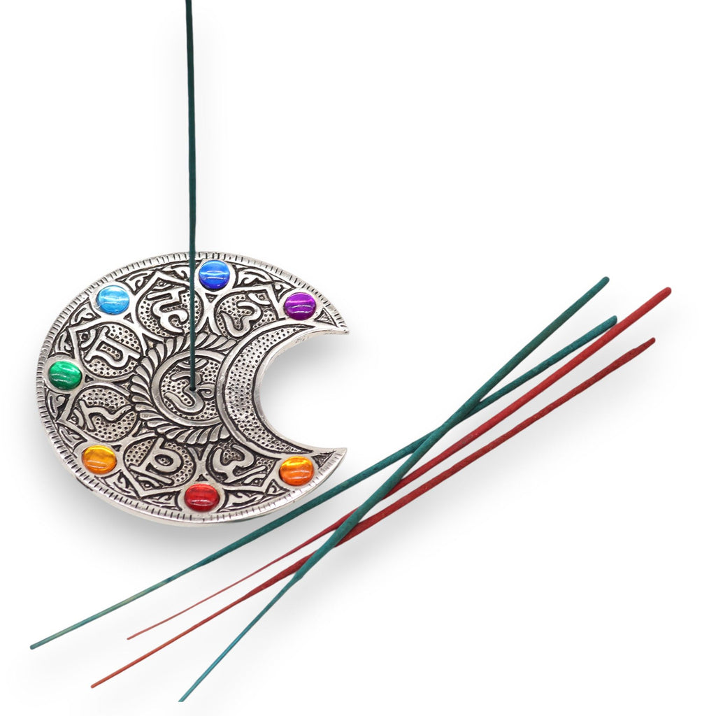 Porte-encens Lune 7 Chakras avec bâton d’encens allumé, utilisé pour méditation et harmonisation des centres énergétiques.