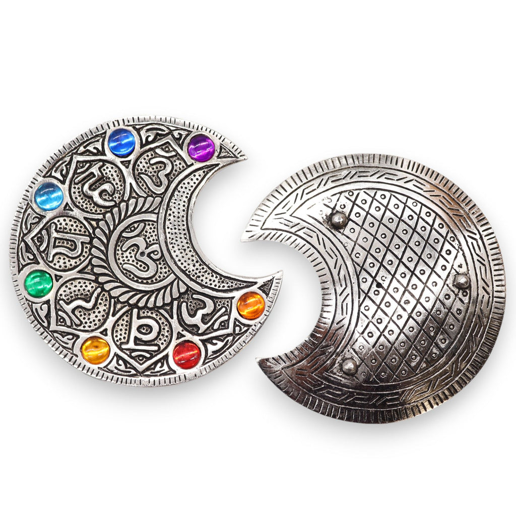Porte-encens Lune 7 Chakras recto verso en aluminium, support stable pour encens standard et rituel d’alignement énergétique.