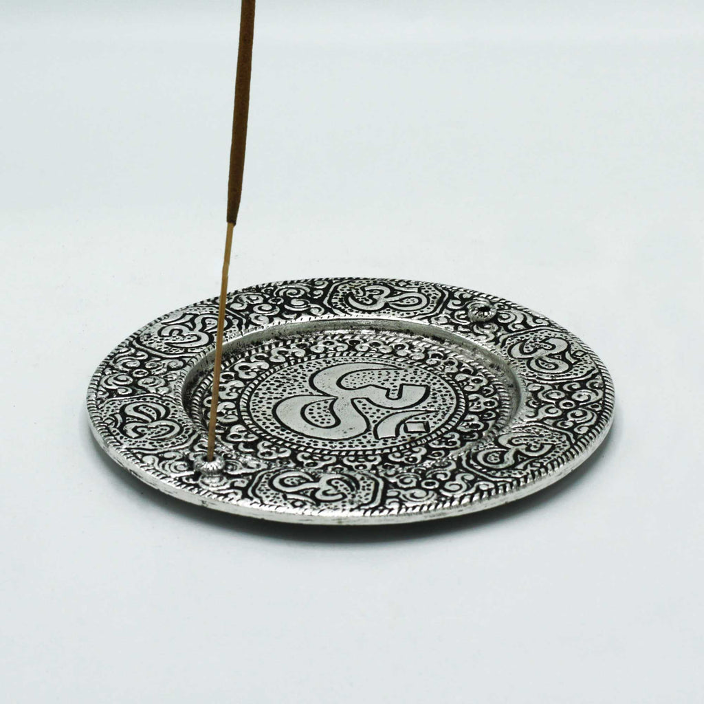 Porte-encens Om rond en métal avec bâton d’encens allumé, support méditation pour créer une atmosphère apaisante et harmonieuse.