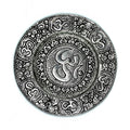 Porte-encens Om rond 11 cm en métal gravé, vue de face, idéal pour rituel de méditation et décoration spirituelle zen.