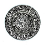 Porte-encens Om rond 11 cm en métal gravé, vue de face, idéal pour rituel de méditation et décoration spirituelle zen.