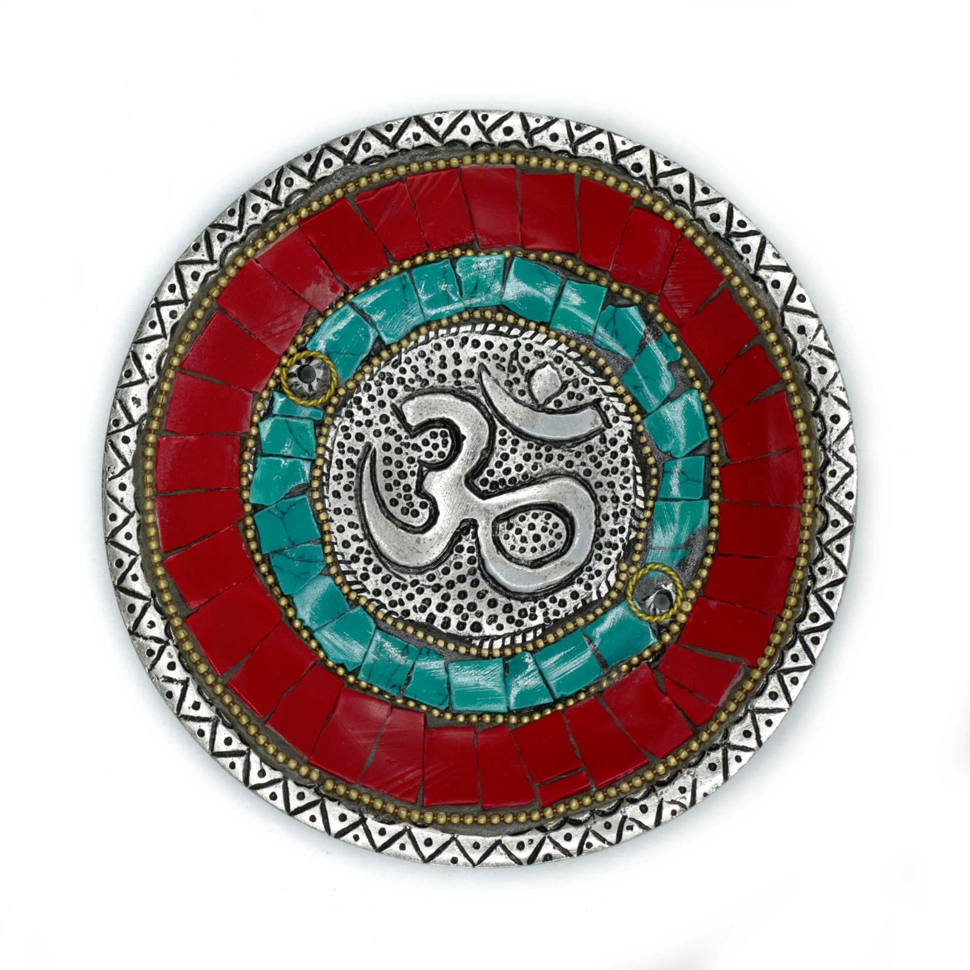 Porte-Encens Tibétain Om 11 cm en mosaïque rouge et turquoise, vue du dessus, idéal pour rituel de méditation et purification énergétique.