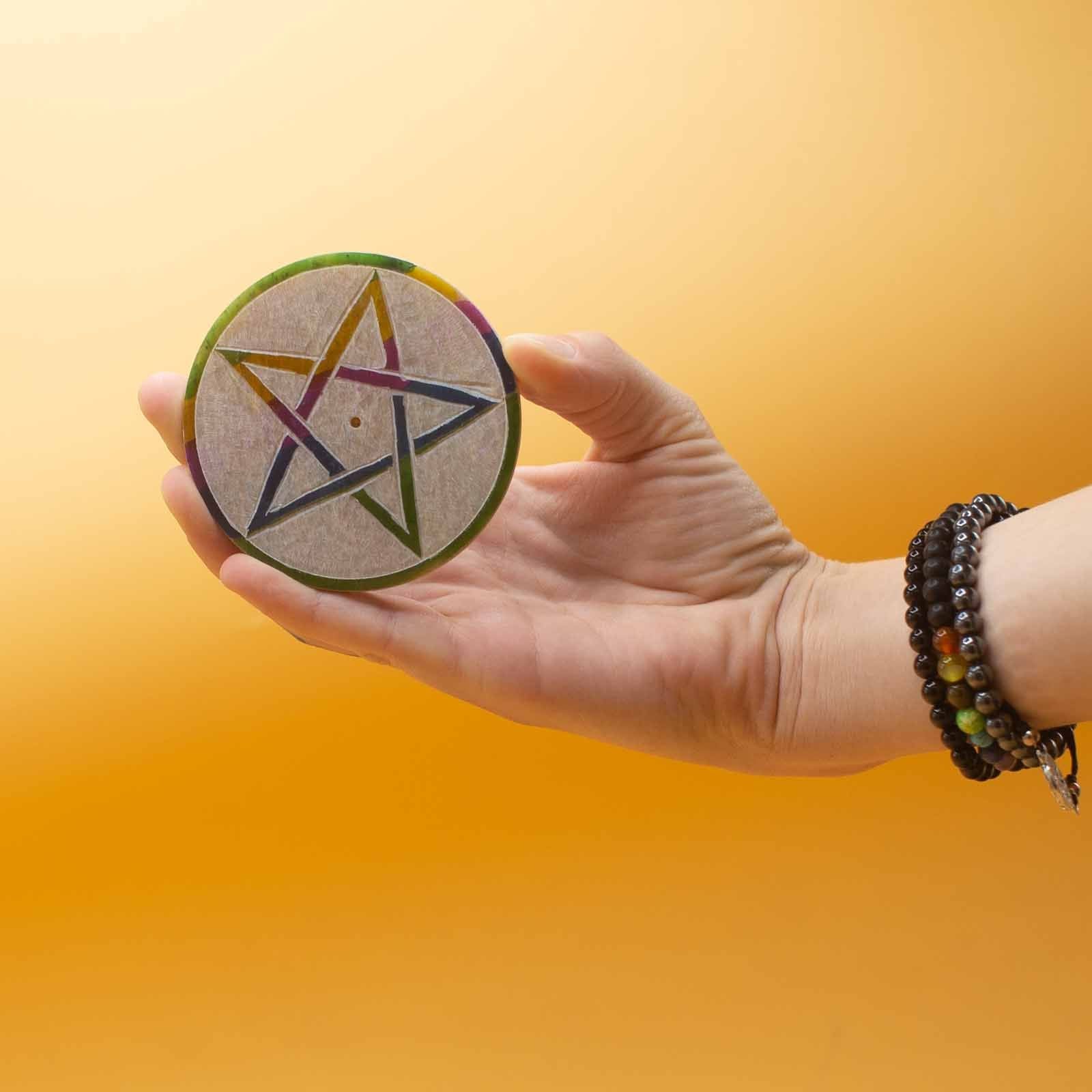 Petit porte-encens pentagramme 8 cm en pierre tenu en main, idéal pour rituel personnel et méditation quotidienne.