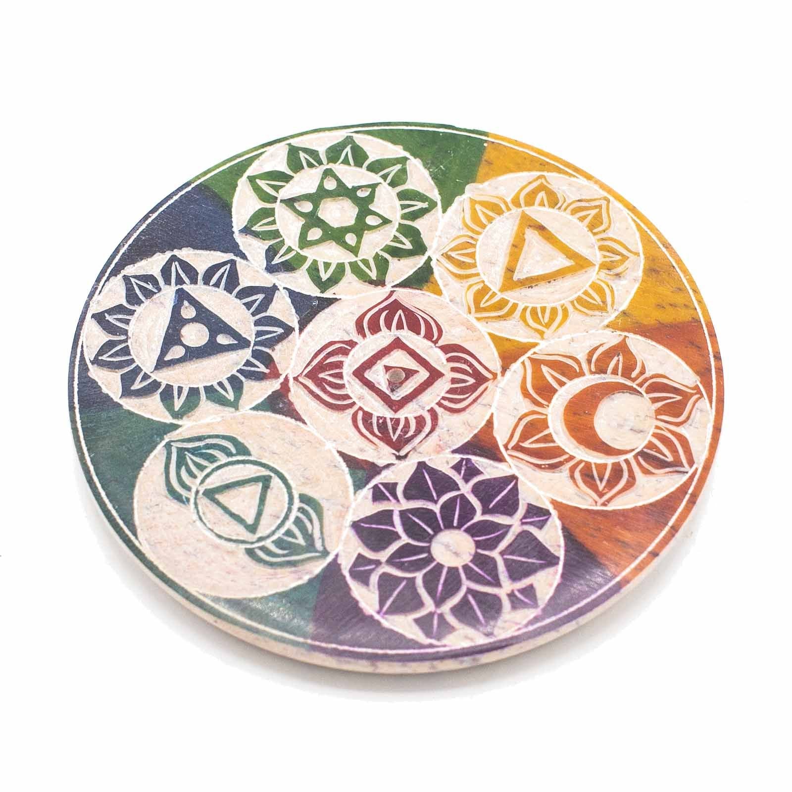 Porte-Encens Pierre Stéatite (Soapstone) 7 Chakras 10 cm, vue du dessus, disque coloré symbole énergétique pour rituel de méditation.