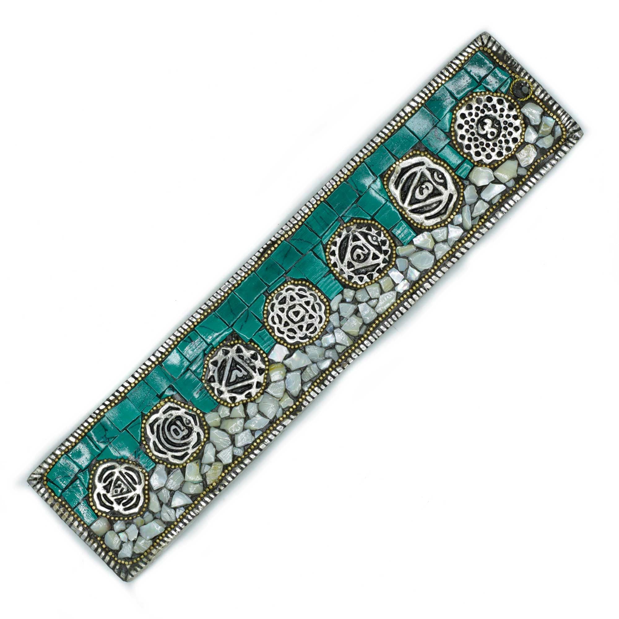 Porte-Encens Tibétain 7 Chakras 23 cm en métal, vue du dessus, mosaïque turquoise et symboles énergétiques pour rituel de méditation.