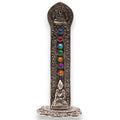 Porte-encens Tour Bouddha 7 Chakras 16 cm en aluminium, vue de face avec pierres colorées 7 chakras, idéal pour rituel de méditation et alignement énergétique.