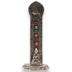 Porte-encens Tour Bouddha 7 Chakras 16 cm en aluminium, vue de face avec pierres colorées 7 chakras, idéal pour rituel de méditation et alignement énergétique.