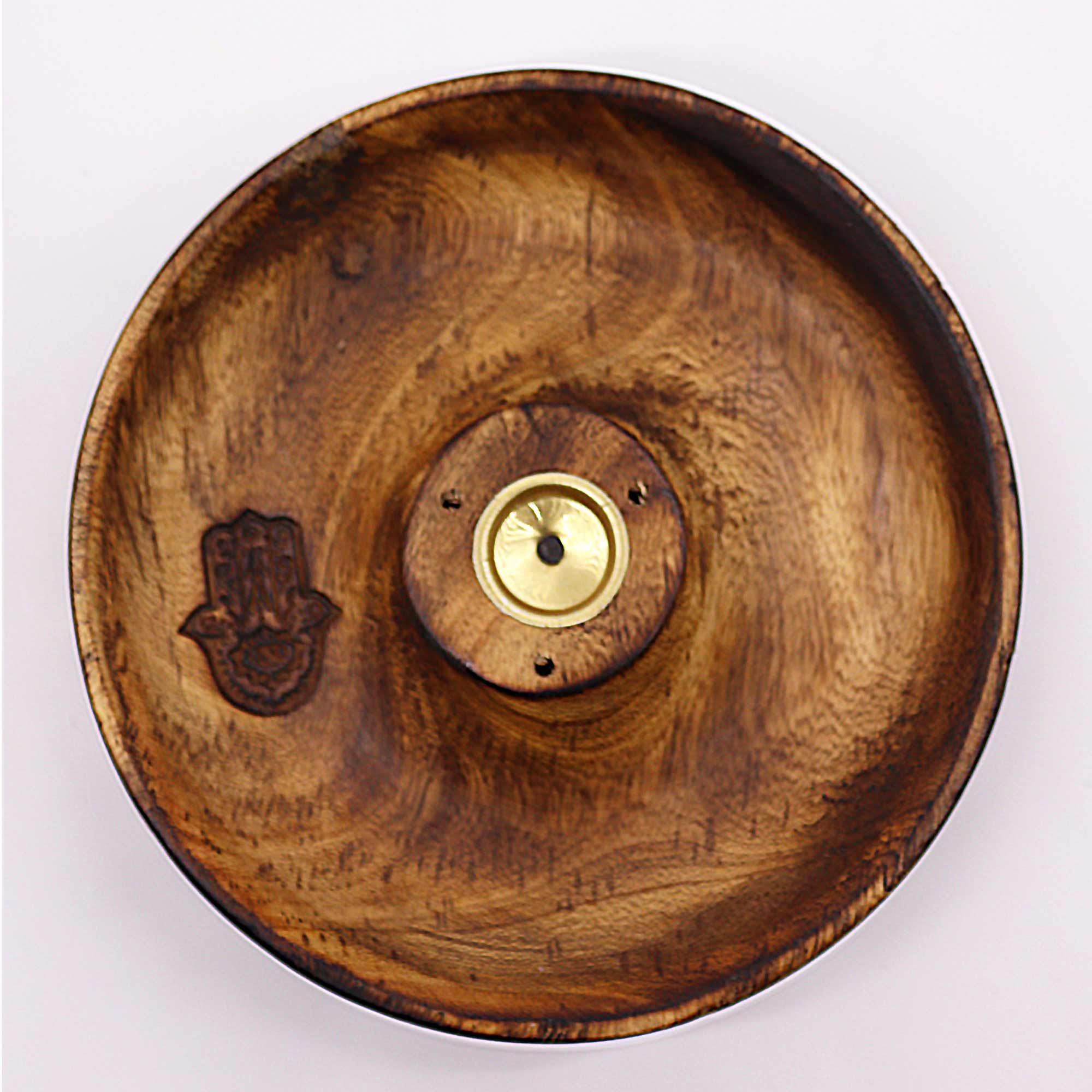 porte encens rond en bois naturel vu du dessus avec symbole hamsa et support central permettant de brûler encens bâtons et cônes