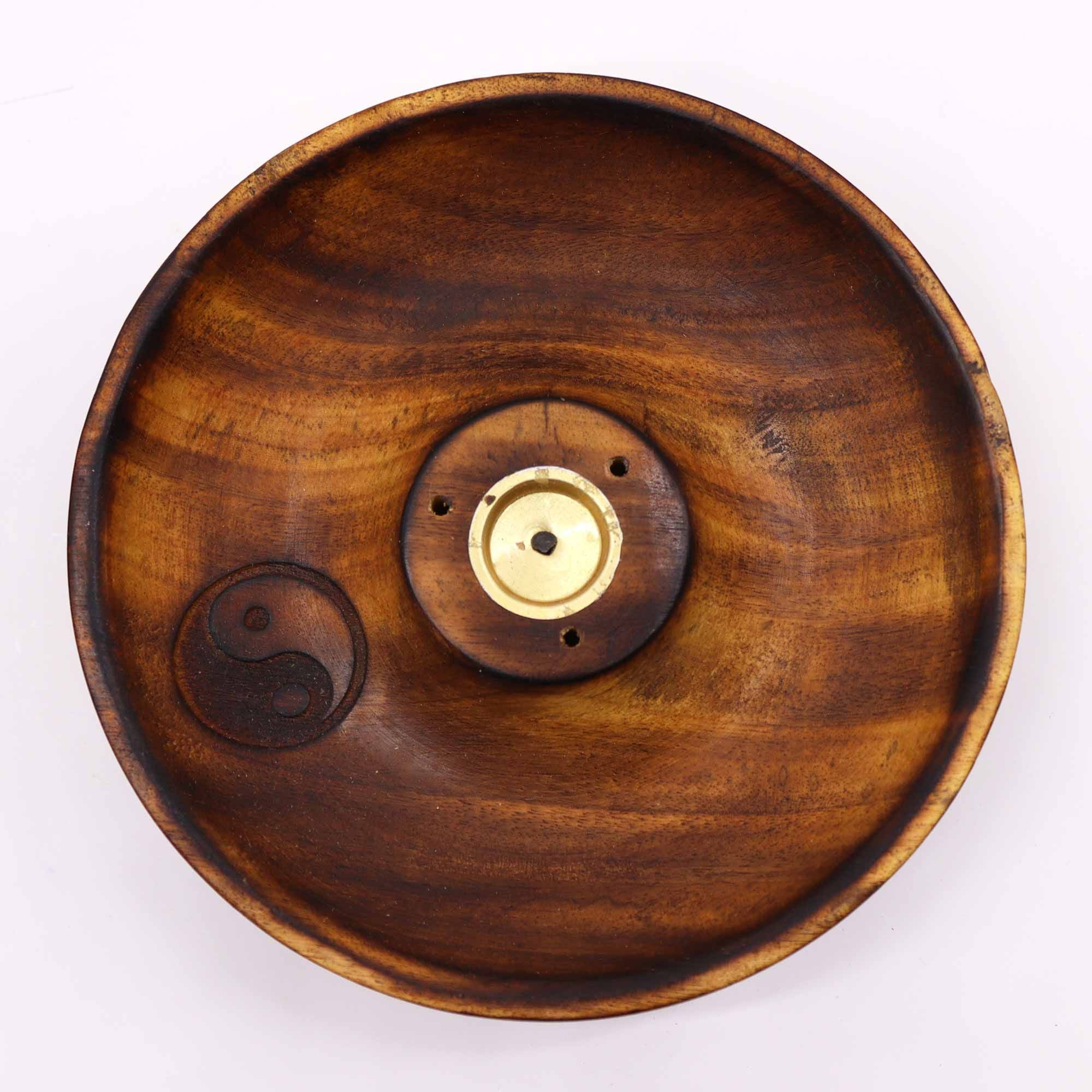 porte encens en bois naturel avec symbole yin yang gravé au centre permettant de brûler plusieurs bâtons d encens dans un espace méditation
