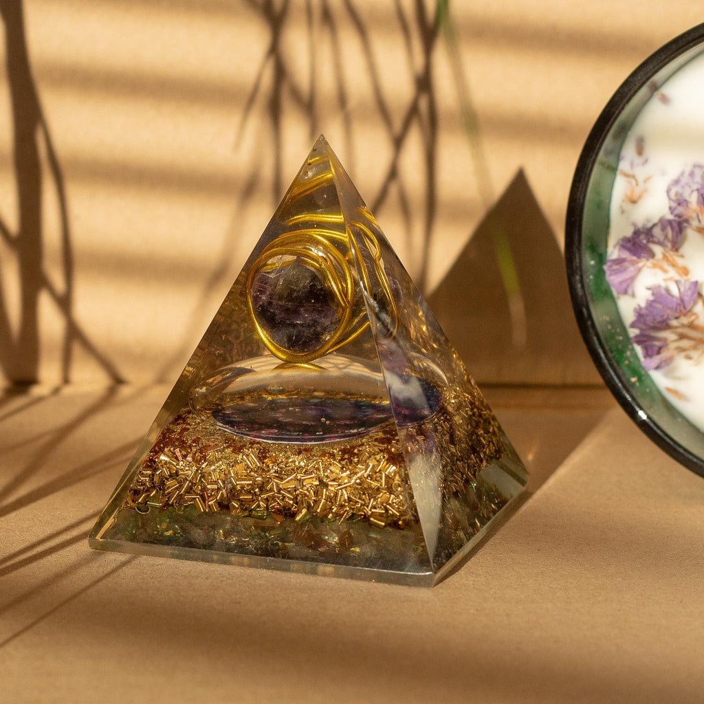 pyramide orgonite amethyste dans un espace meditation et relaxation
