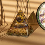 pyramide orgonite amethyste dans un espace meditation et relaxation