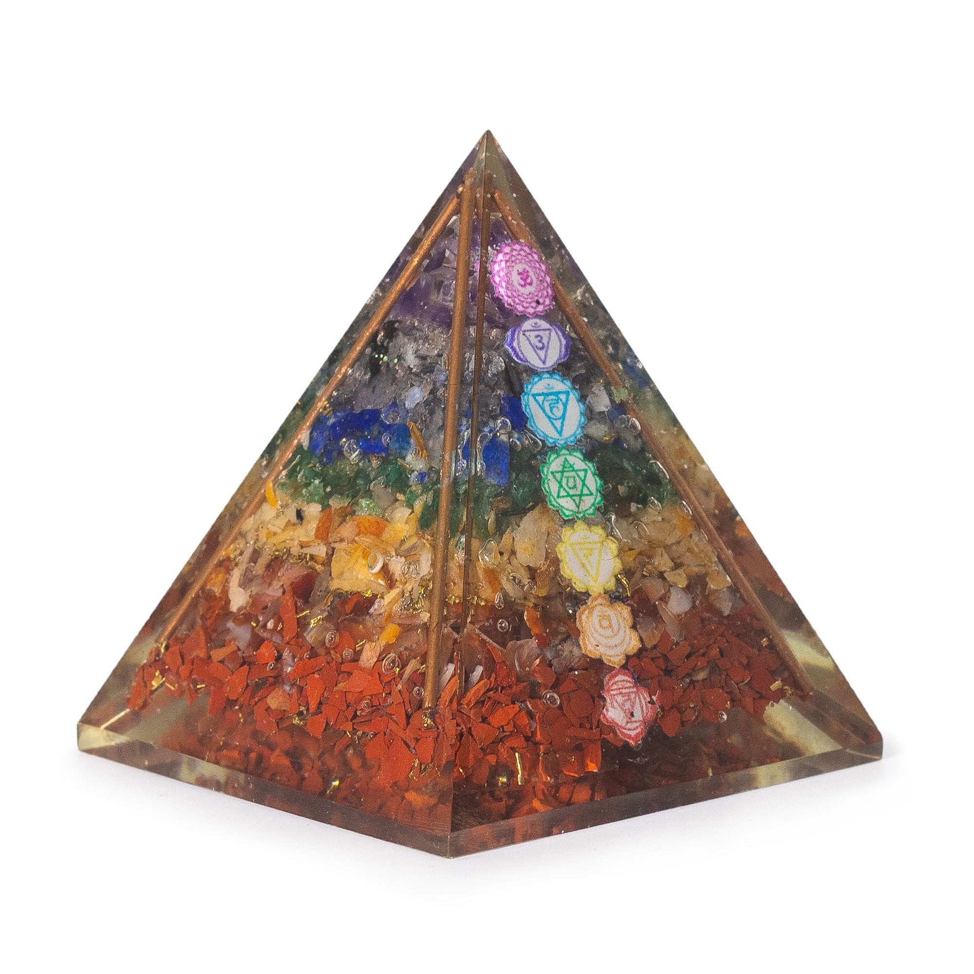 pyramide orgonite avec pierres des 7 chakras et cuivre vue face