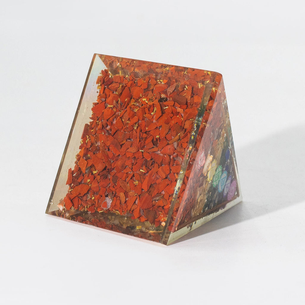 pyramide orgonite avec copeaux de cuivre et pierres naturelles vue detail