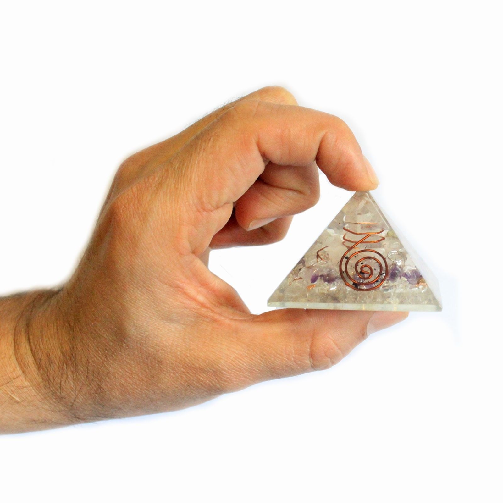 pyramide orgonite gemchips cuivre tenue dans la main objet energetique equilibre et protection