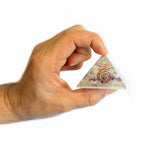pyramide orgonite gemchips cuivre tenue dans la main objet energetique equilibre et protection
