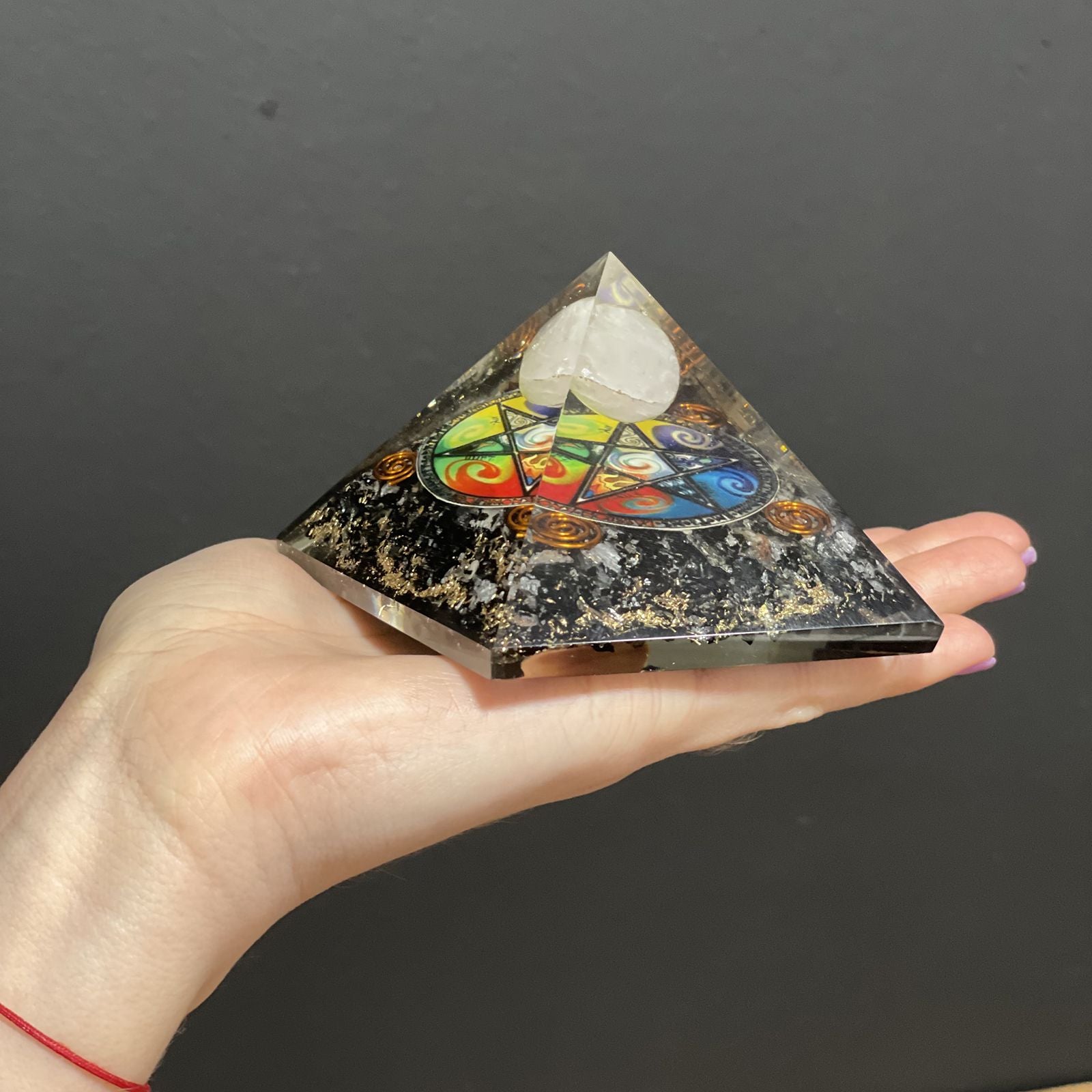 pyramide orgonite tenue dans la main format compact objet energie protection
