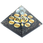 pyramide orgonite symbole om avec geometrie sacree et chakras alignes