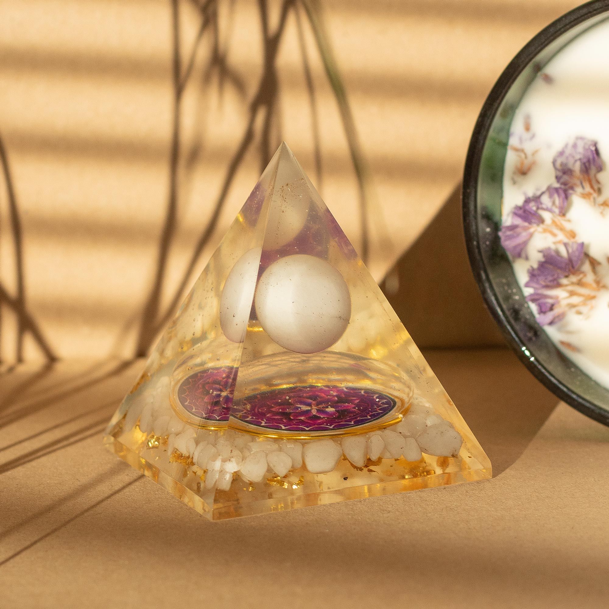 pyramide orgonite quartz sphere dans un espace deco bien etre et meditation