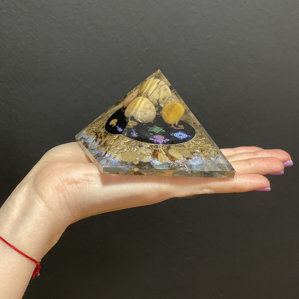 pyramide orgonite reiki tenue dans la main objet energie bien etre et harmonie