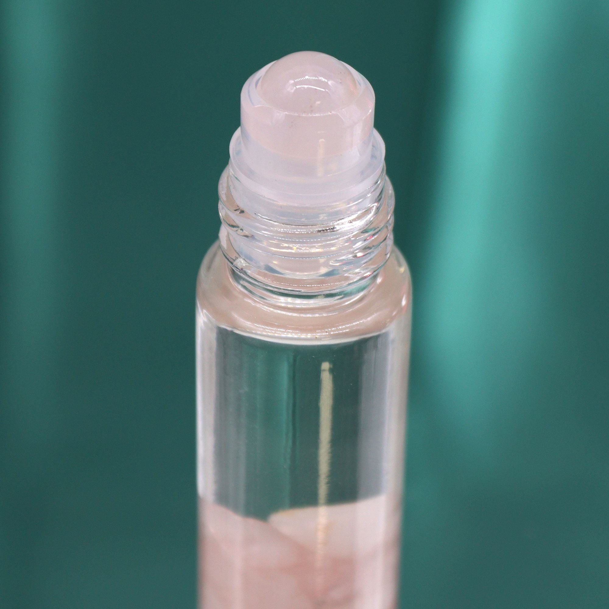 Roll-on aux huiles essentielles avec bille applicatrice et pierre naturelle de quartz rose