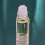 Roll-on aux huiles essentielles avec bille applicatrice et pierre naturelle de quartz.