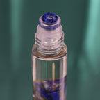 oll-on aux huiles essentielles avec bille applicatrice et pierre naturelle de sodalite.