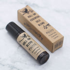 Roll-on d’huiles essentielles focus 10 ml posé avec son étui carton sur fond clair – mélange aromathérapie relaxation