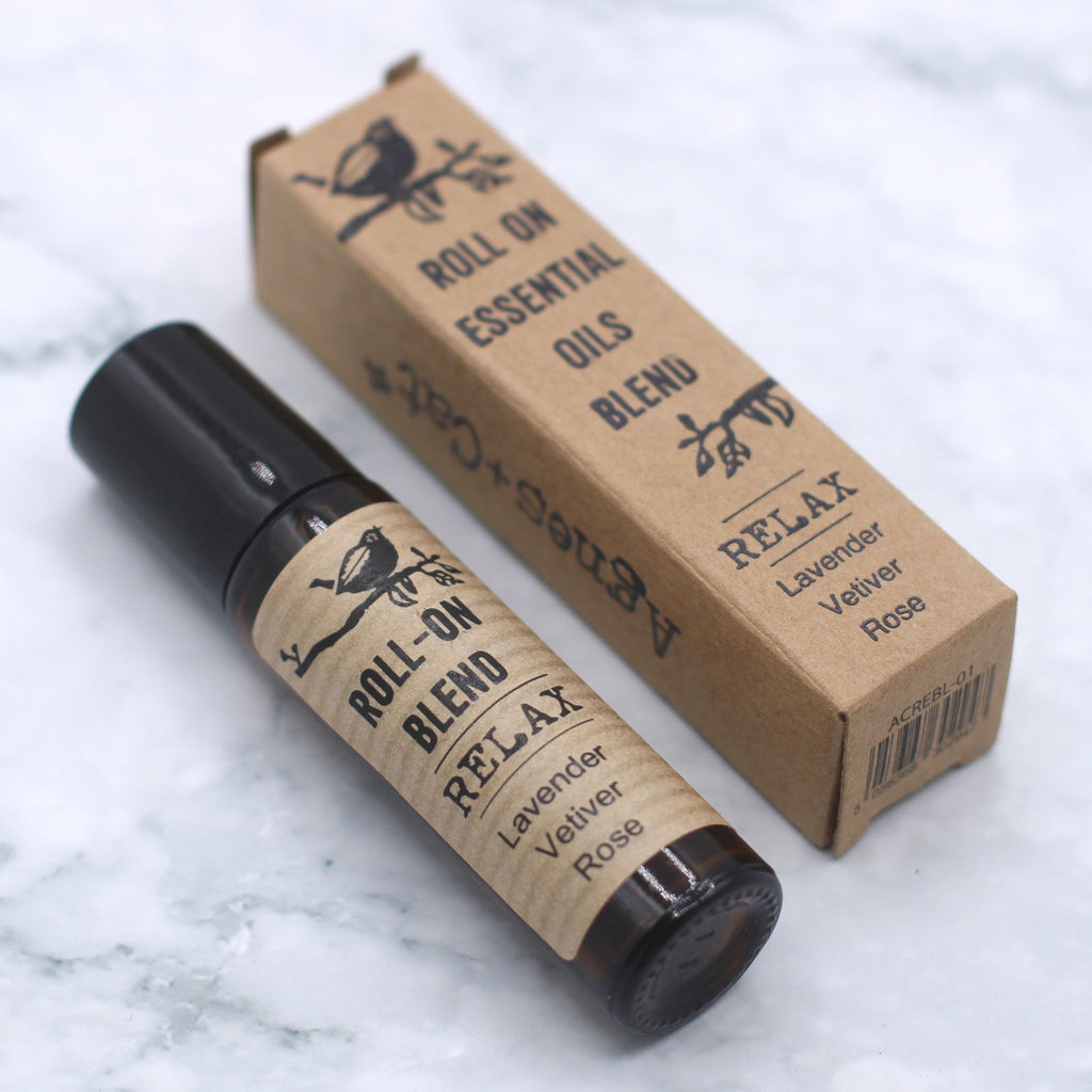Roll-on d’huiles essentielles Relax 10 ml posé avec son étui carton sur fond clair – mélange aromathérapie relaxation