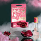Roll-on tarot Les amoureux aux huiles essentielles utilisé dans un rituel bien-être et méditation.