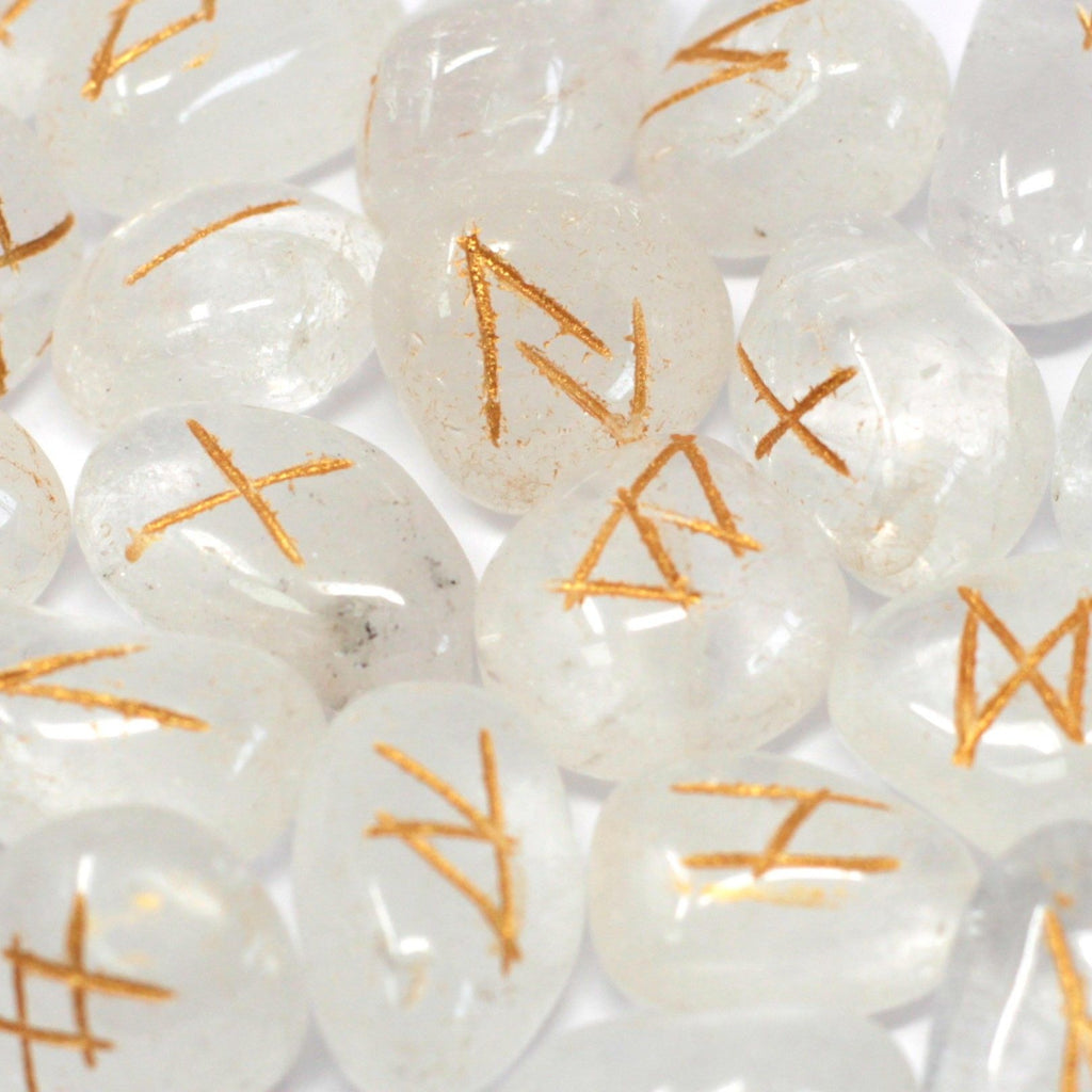 details des runes cristal de roche avec symboles graves