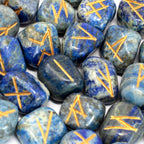 pierres runiques en lapis lazuli avec symboles graves
