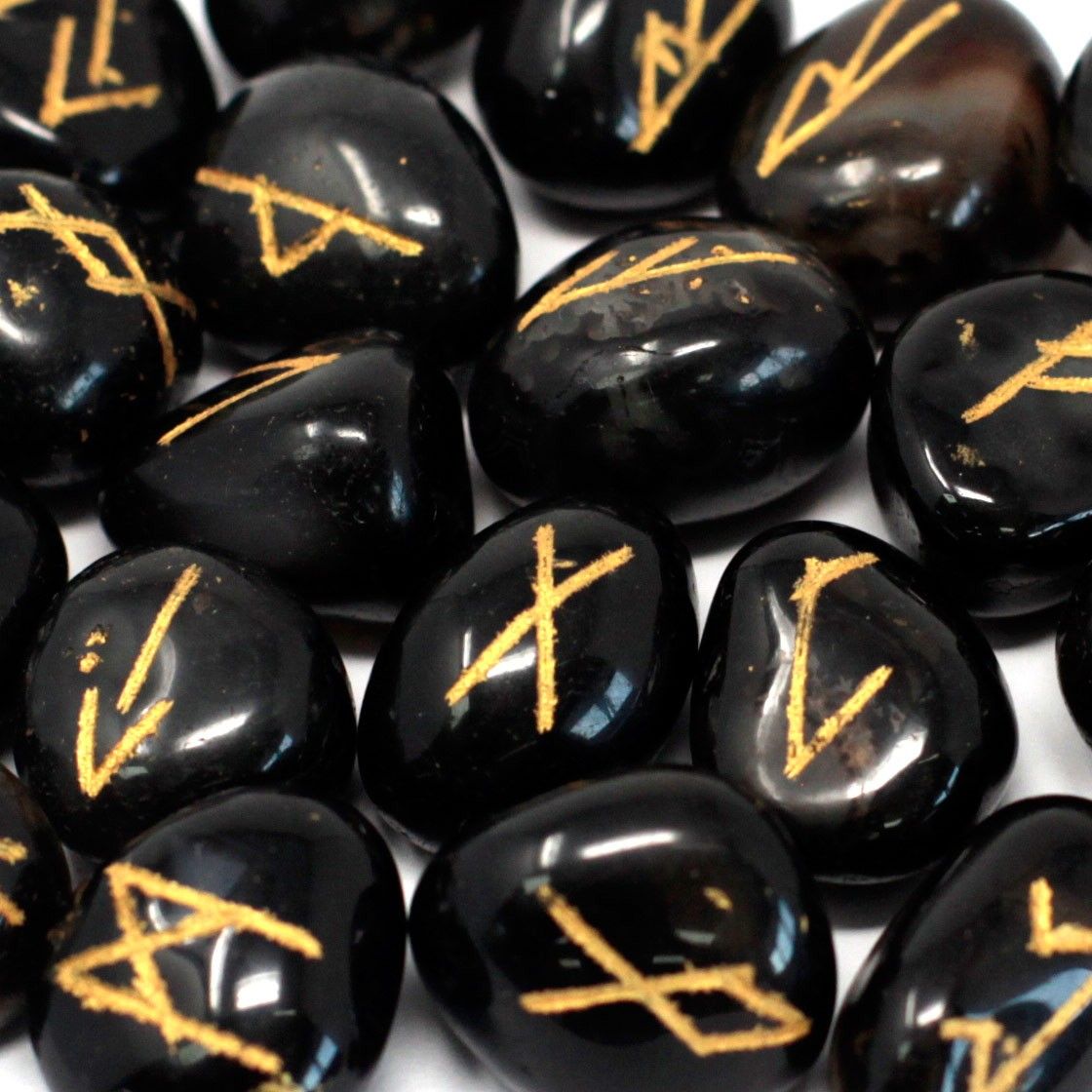 pierres runiques en onyx noir avec gravure