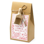 Sel de bain 500g ylang ylang rose présenté dans un sachet kraft avec étiquette rose et cuillère en bois