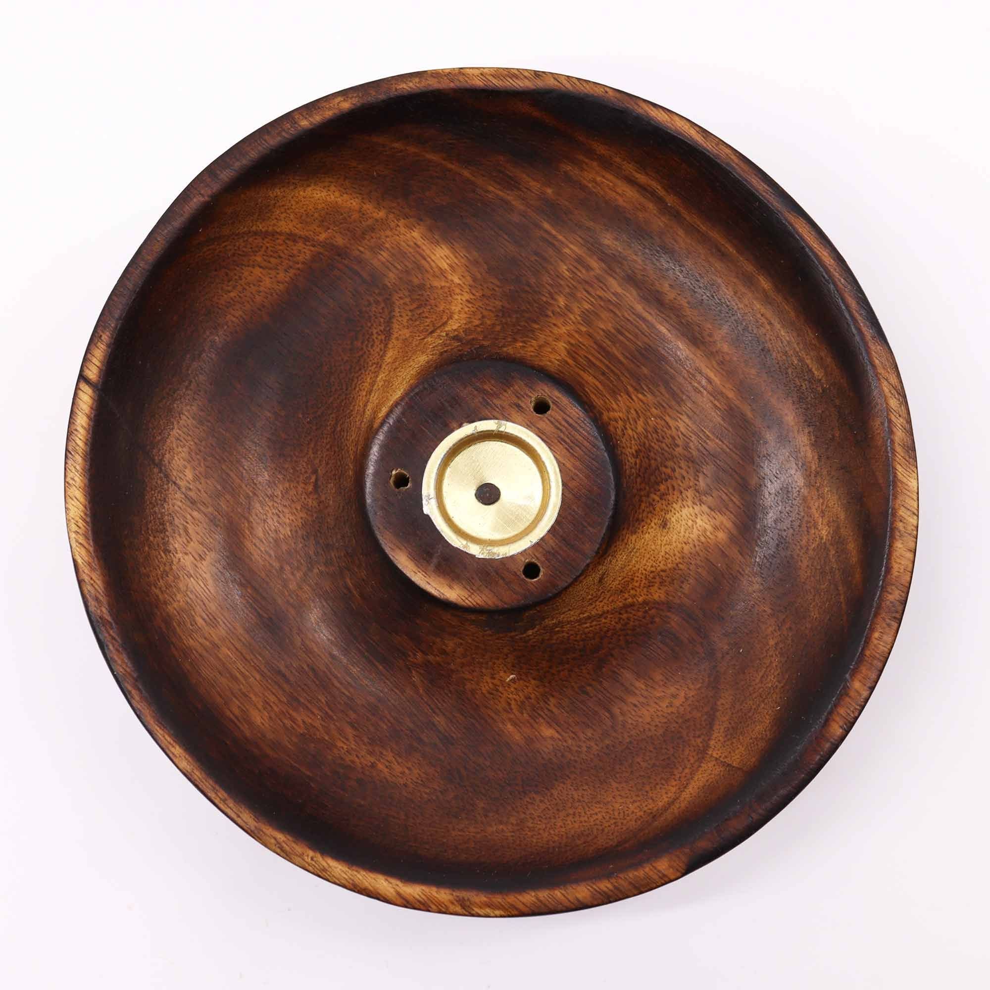 porte encens rond en bois naturel vu du dessus montrant la surface creusée recueillant les cendres et le support central pour encens bâtons et cônes
