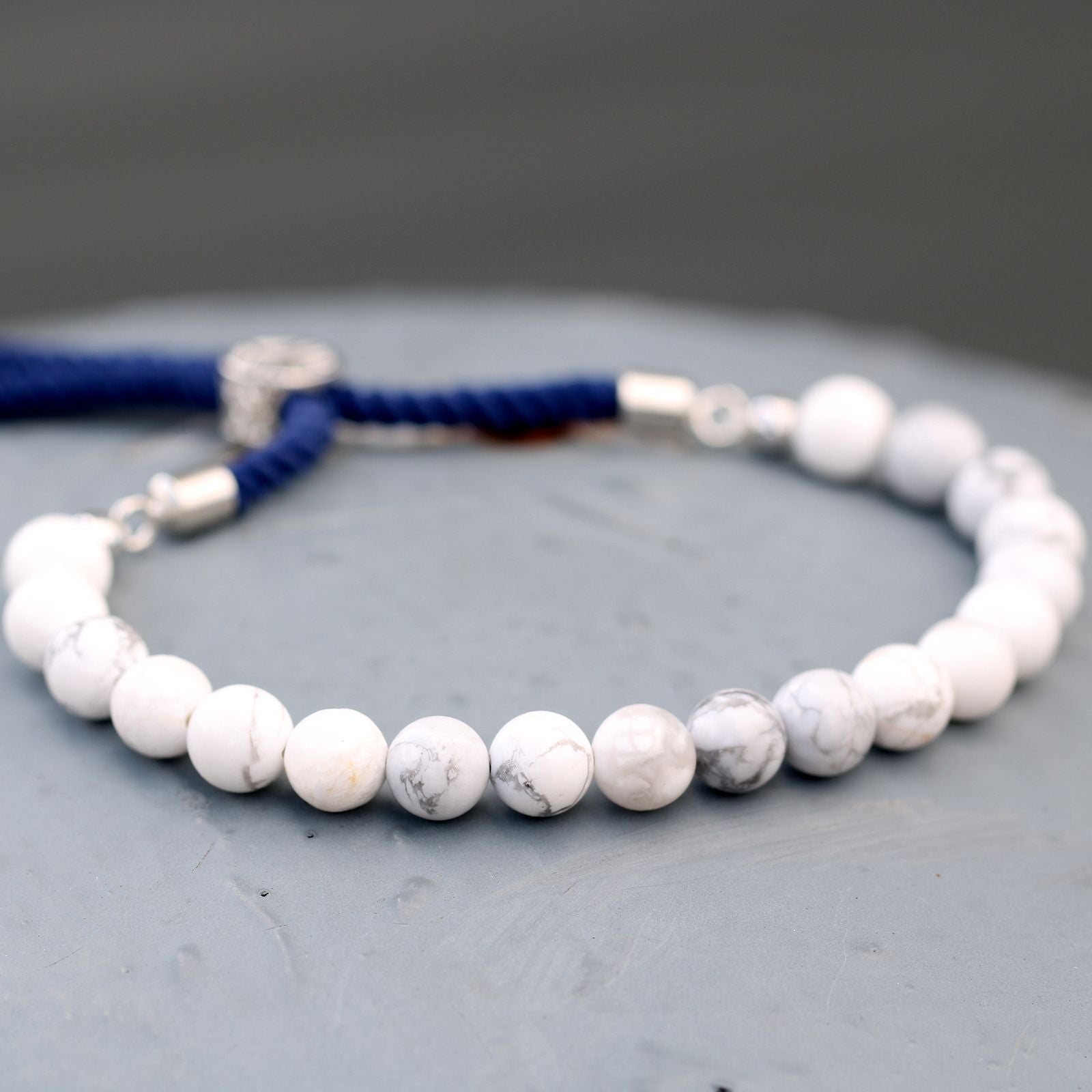 Bracelet en pierre naturelle howlite blanche ajustable avec cordon marine et zoom sur perles blanches